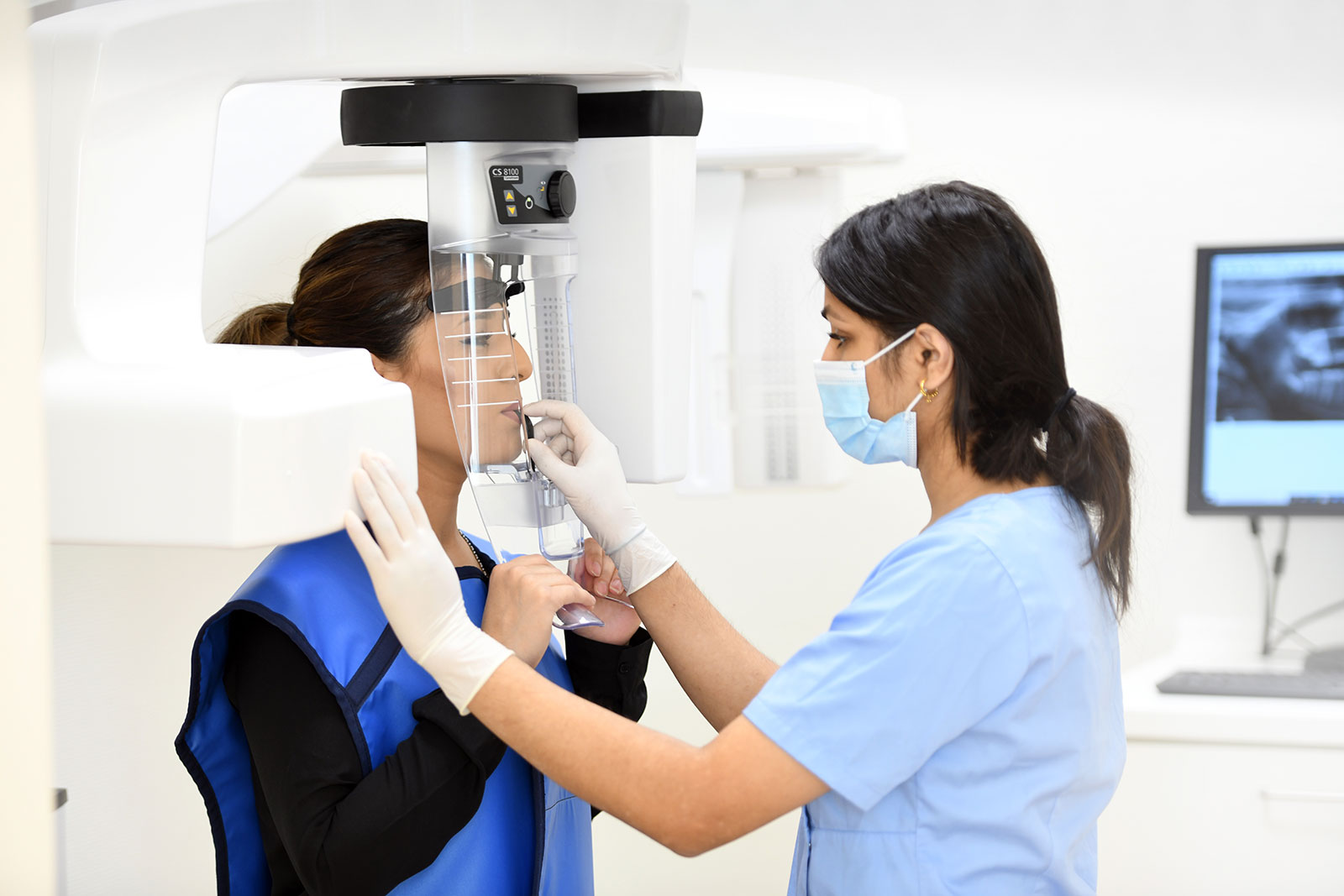 Mitarbeiterin wendet bei Patienten das digitale Röntgengerät an