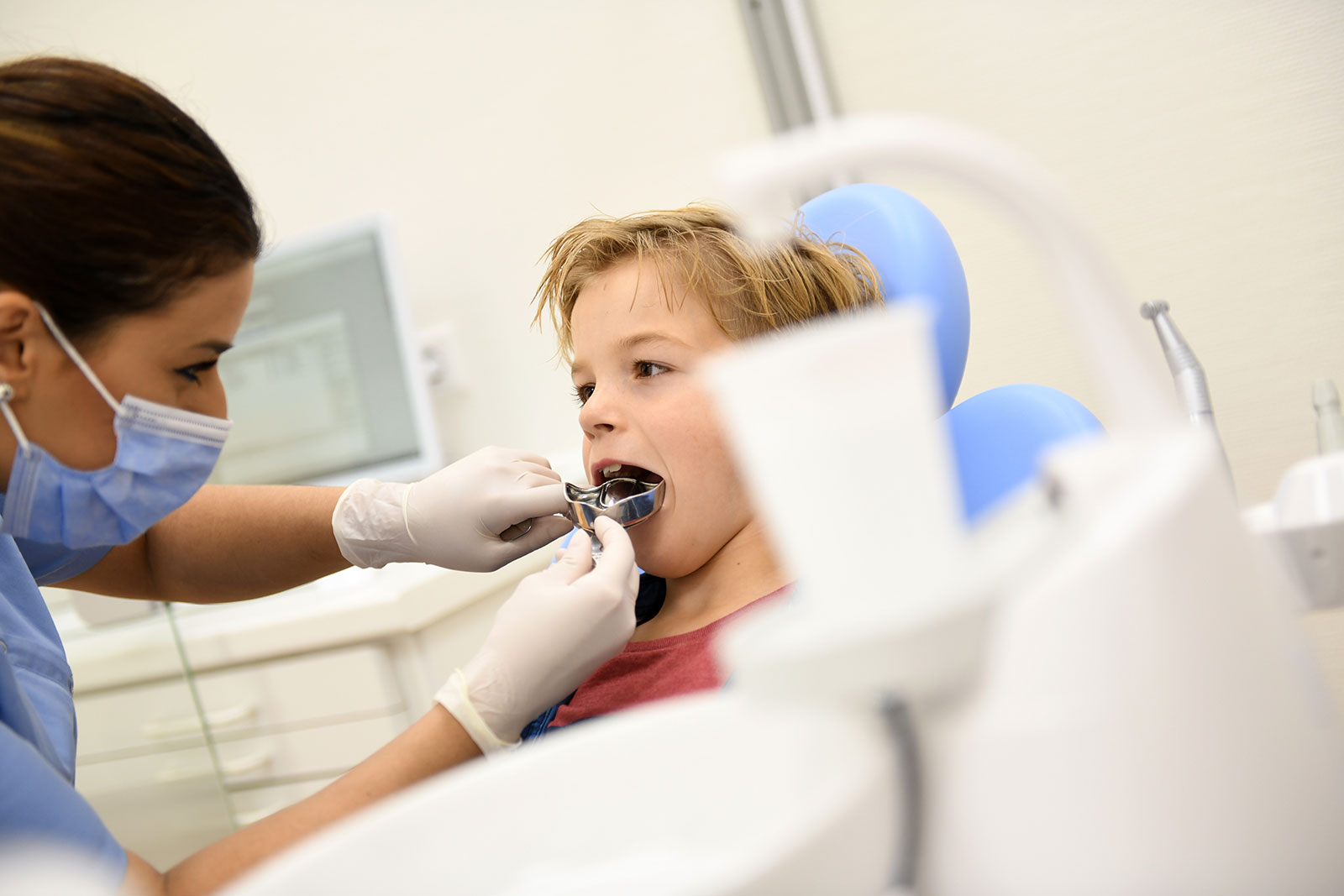 Zahnarzthelferin nimmt einen Zahnabdruck bei Jungen